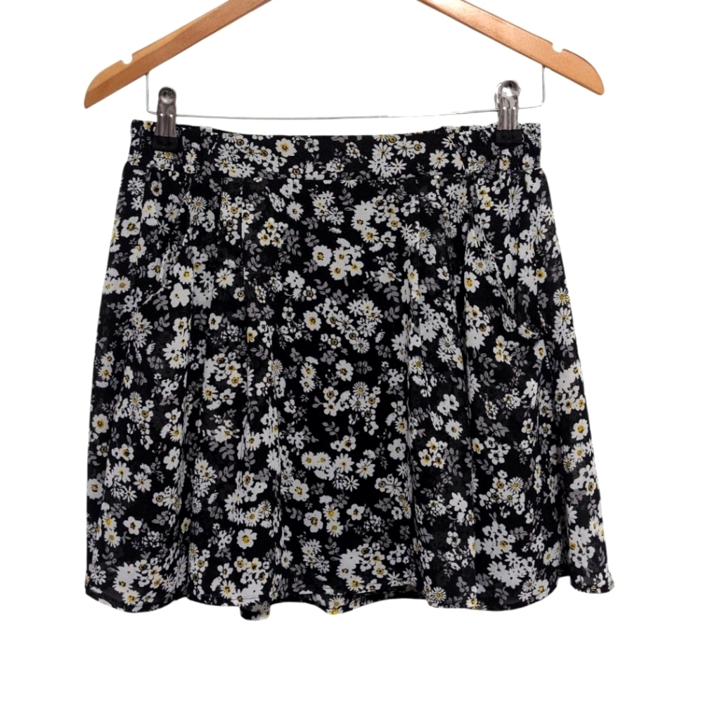 Jolt Daisy Print Mini Skirt Size Medium With Pockets